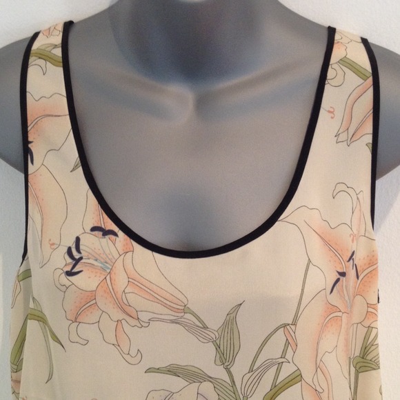 SOLD: French Connection nude lily print top - Picture 2 of 4