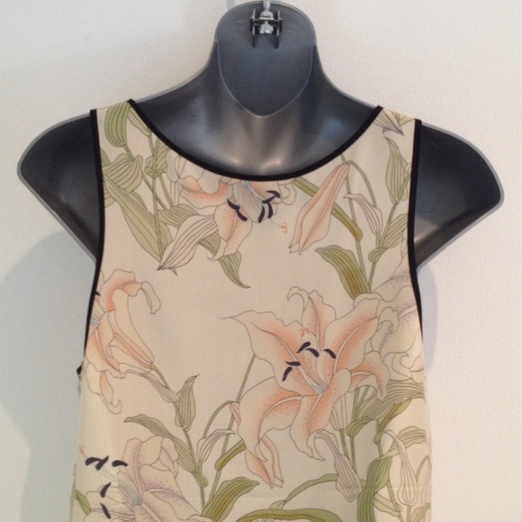 SOLD: French Connection nude lily print top - Picture 3 of 4