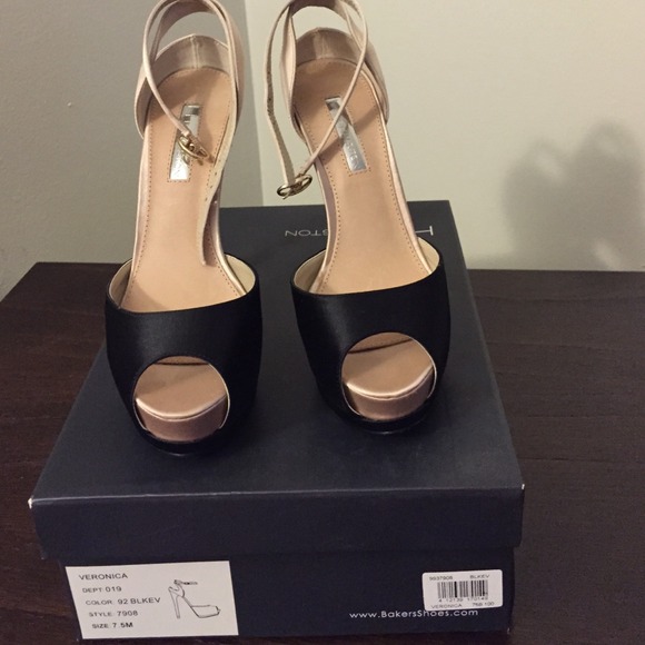 H by Halston "Veronica" pump - Picture 2 of 4