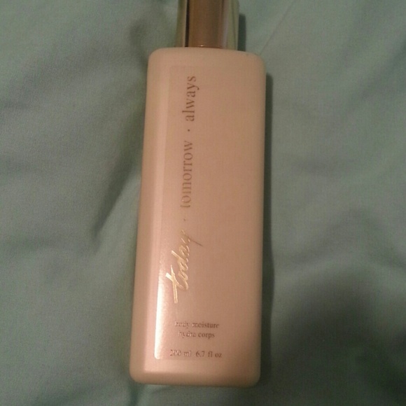 🎉SOLD IN BUNDLE  *NEW* Avon floral scented lotion