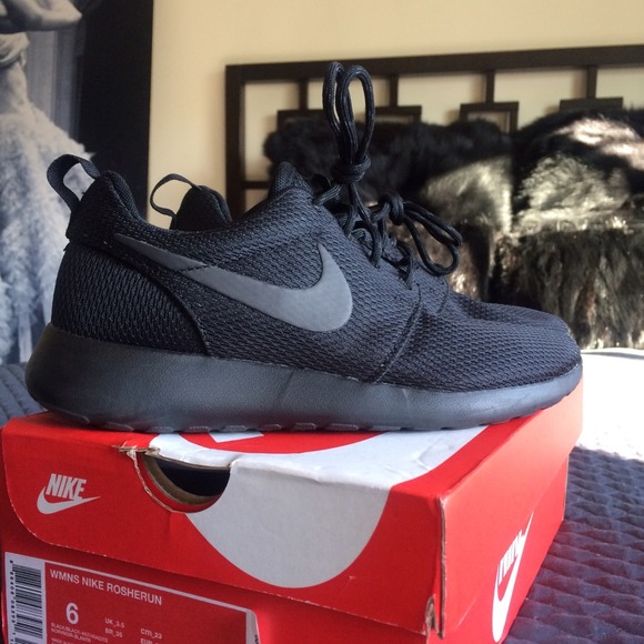 Nike  Shoes - Nike roshe run