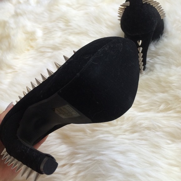 Black Studded pumps - Picture 4 of 4