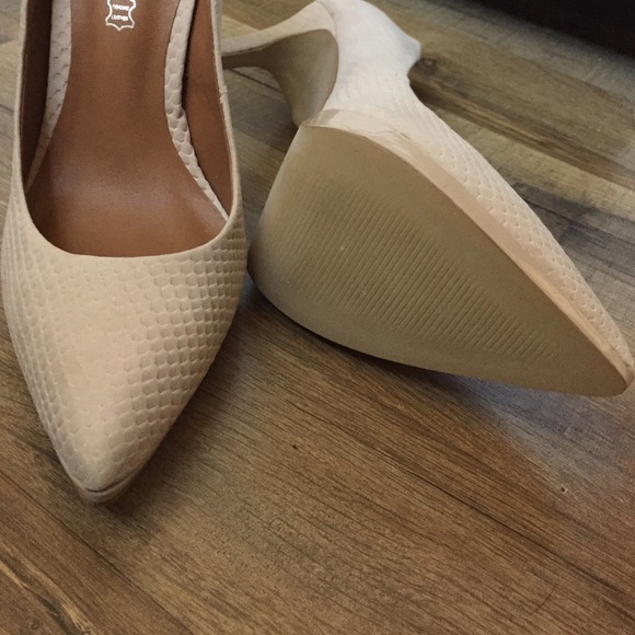 Brand new bone colored Aldo pumps - Picture 3 of 3