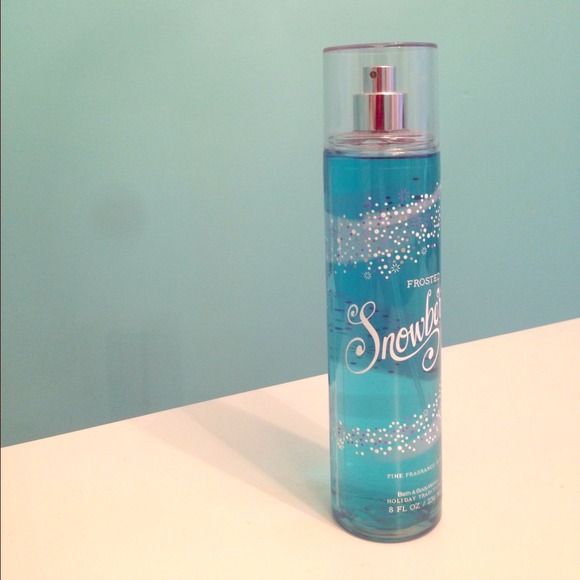 Frosted snowberry Bath and Body Works fragrance