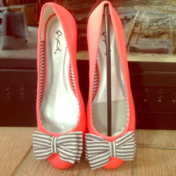 Coral with nautical stripe bow accent flat