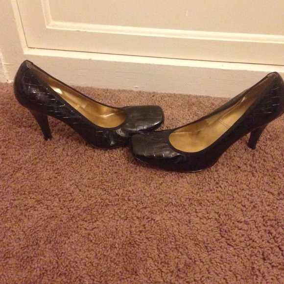 Tahari black patent patterned heels. - Picture 2 of 4