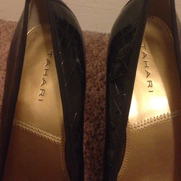 Tahari black patent patterned heels. - Picture 4 of 4