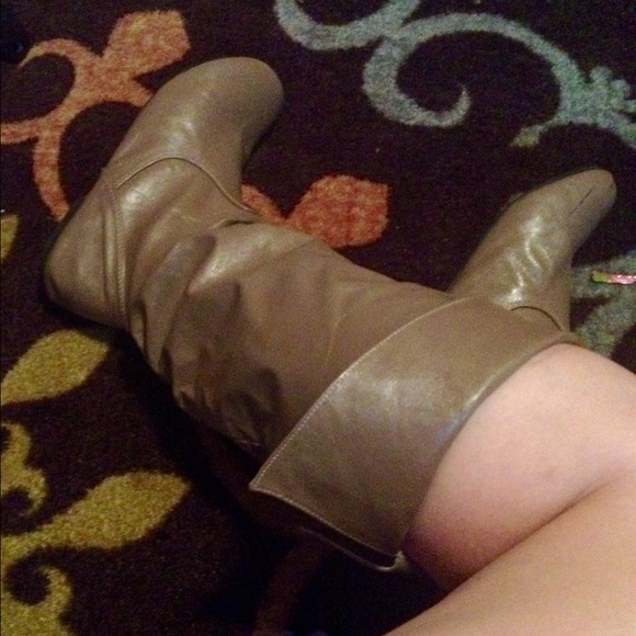 SOLD! Excellent condition taupe boots! - Picture 2 of 3