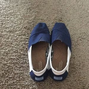 Blue & white toms