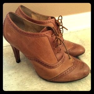 Cognac oxford heels with a tan dotted trim! 🎷🎶