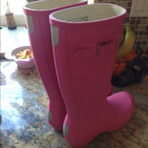 New Hunter pink kids boots sz 4G like a 5.5?