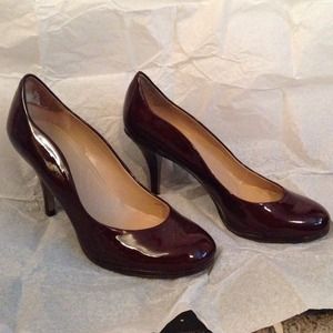 Tahari Colette burgundy heels