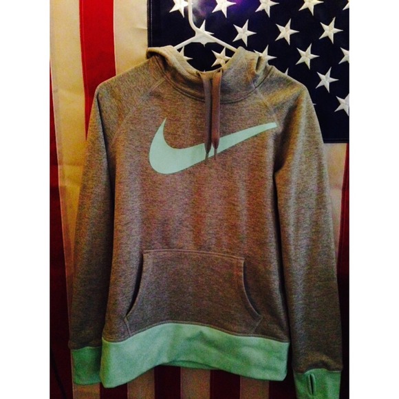 medium therma-fit nike hoodie