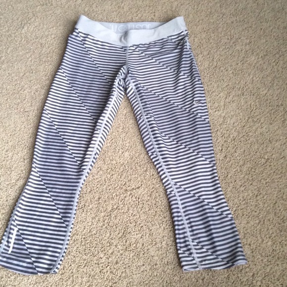 Nike Pants - RARE PRINT Nike capris medium NEW