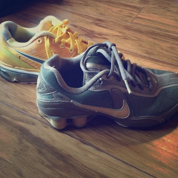 2 pairs nike shoes