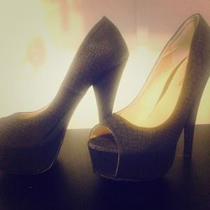 Black snakeskin styled pumps