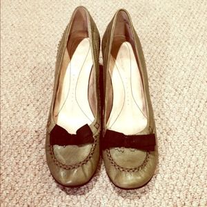 Olive green Nine West heels / pumps with brown bow