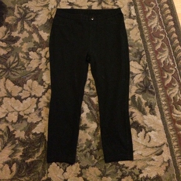 Black capris