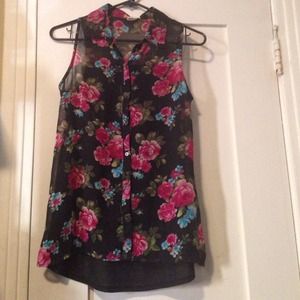 •Buttoned flowery blouse•