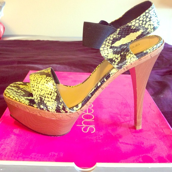 Shoe Dazzle 8.5 Lattice Green Platform pump
