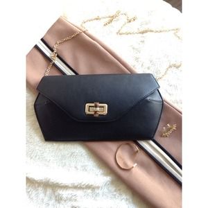 ❌SOLD❌Vegan Black Clutch w Detachable Gold Chain