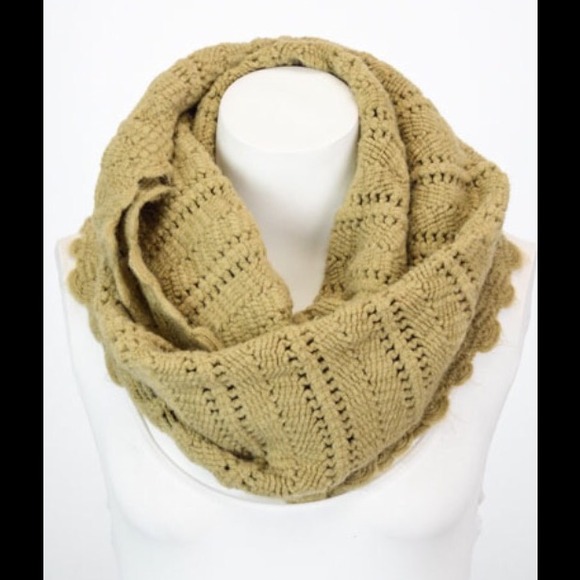 Scalloped infinity scarf - Picture 2 of 3