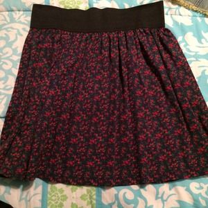 Flowered high waisted skirt with stretchy band