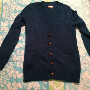 Blue button sweater with two pockets