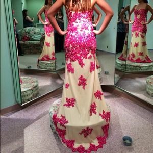 I am selling a size 4 prom dress