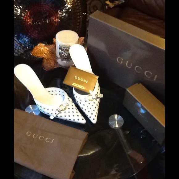 Gucci authentic shoes..  White & gold detail.😘