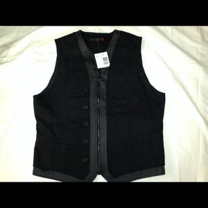 Mens black guess vest. NWT.