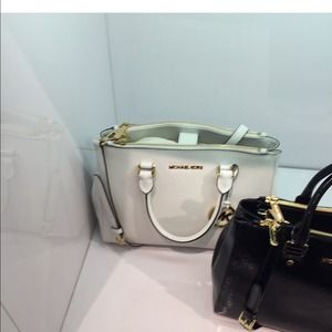 Looking to buy a white mk purse!!