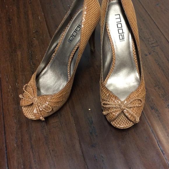 Moda peep toe shoes size 9 1/2 great shoe!