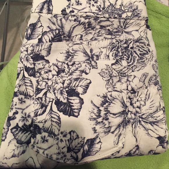 Flower patterned skinny jeans