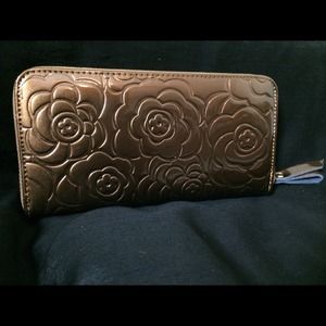 🔴SOLD🔴 🌸Beautiful Bronze Flower Embossed Wallet
