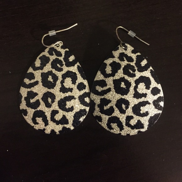 Leopard earrings NWOT