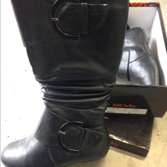 Black boots sold separately or in bundle size 5.5