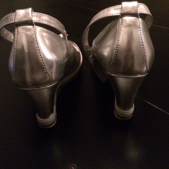 Shoes - Picture 4 of 4