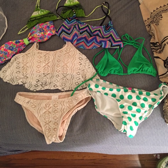 Mixed set of bikinis - Picture 1 of 4