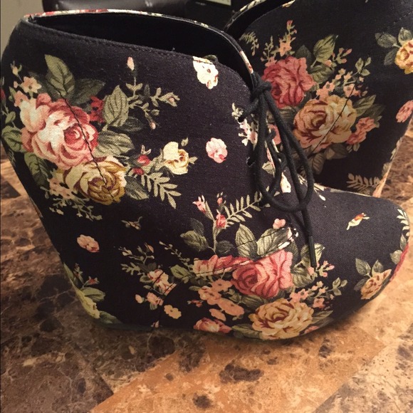 Wedges floral.... Cute and stylish - Picture 3 of 4