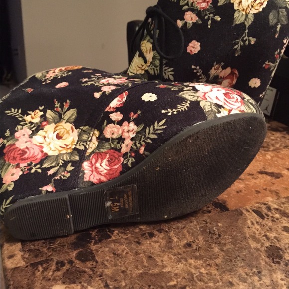 Wedges floral.... Cute and stylish - Picture 4 of 4