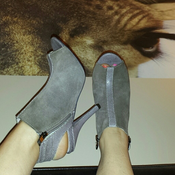 NWOT Vince Camuto Heels - Picture 2 of 3