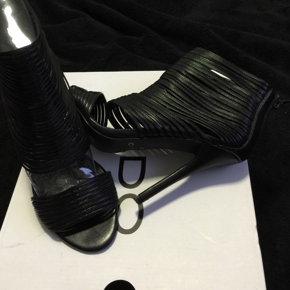ALDO strappy gladiator heels. Never worn - Picture 3 of 4