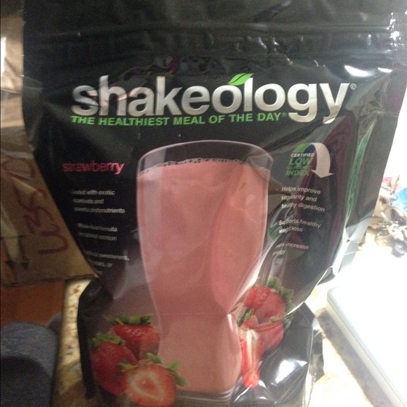 Shakeology strawberry 2 lbs NEW!