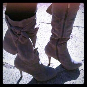 Size 8 Womens Grey heeled boots