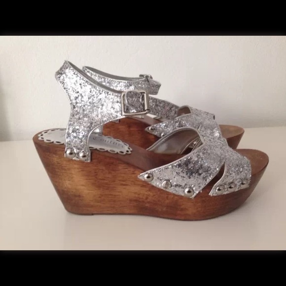 🌺Looking For🌺Juicy Couture Duchess Glitter Wedge