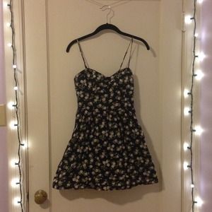 Cute floral dress, very flattering!