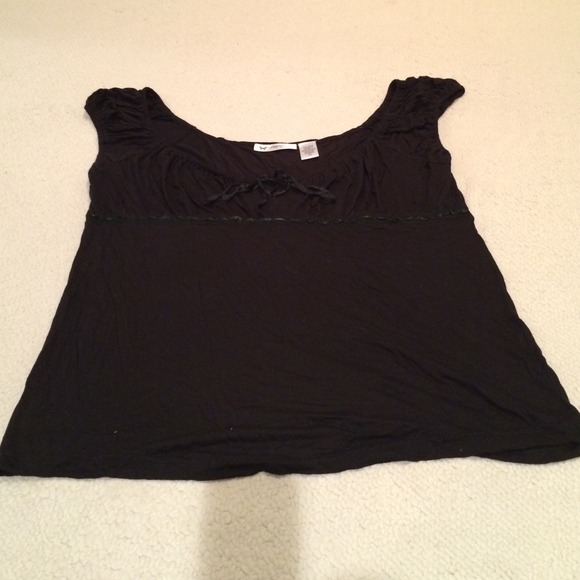 Black off the shoulder / sleeves t-shirt