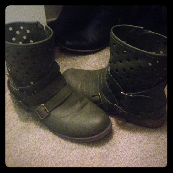 The cutest green boots you'll ever see 👏