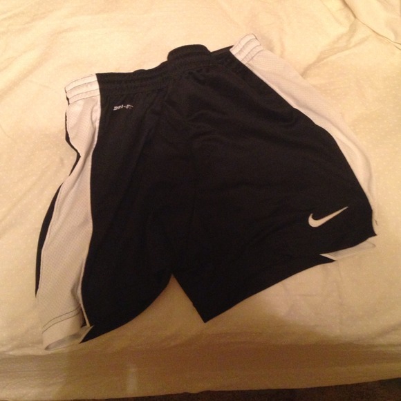 Girls Nike drift shorts